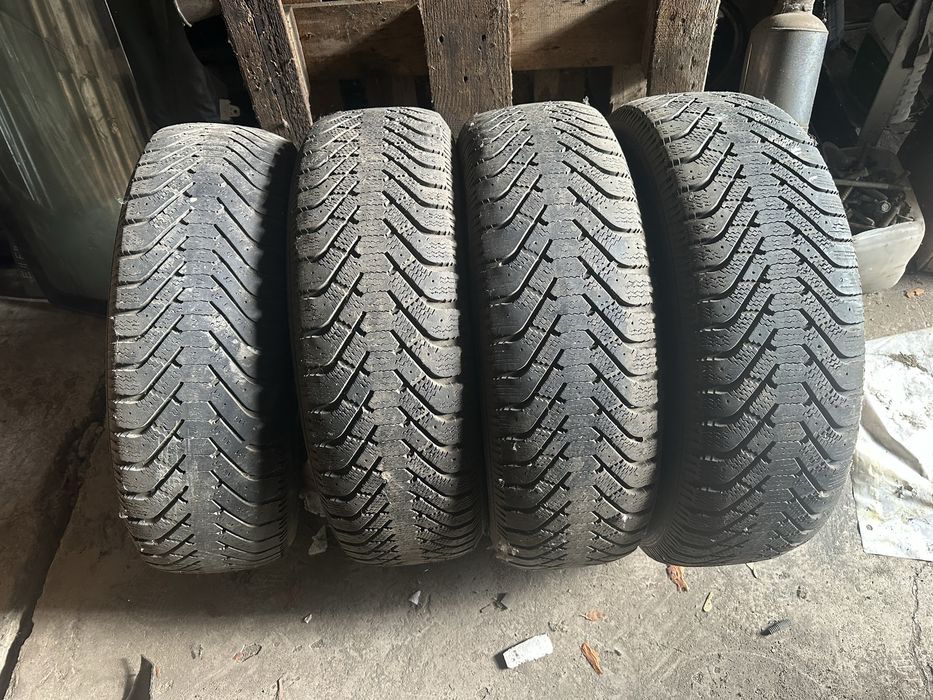 Продам шины резину зима комплект не дорого 225/70 R 16