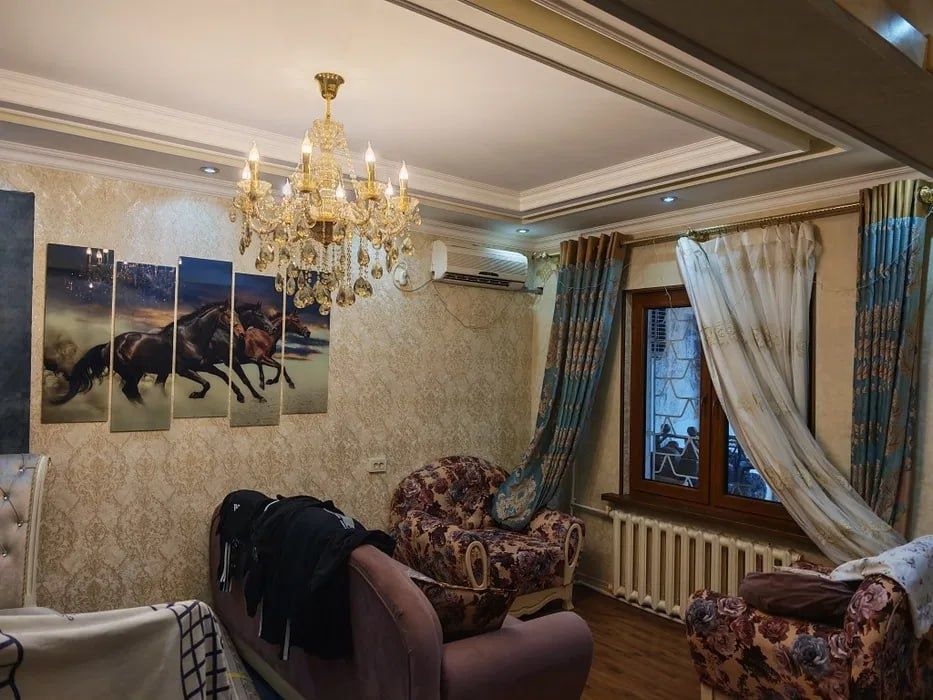 5/1/9 (1 этаж). Сергели 6. Квартира 112 м². Дом панельный.