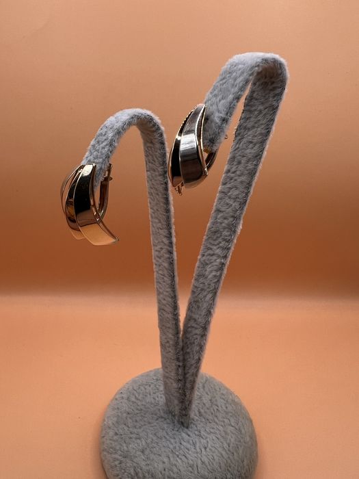 Продам золотые серьги.