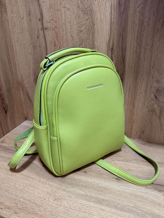 Раница цвят шамфъстък – като нова, много джобове