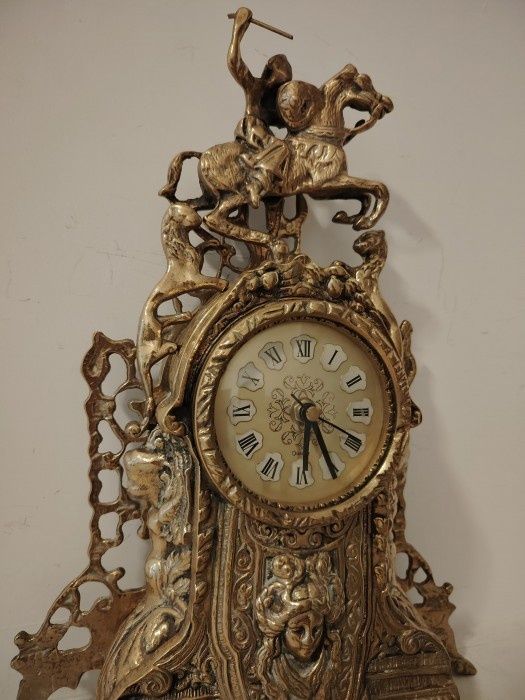 Superba garnitura de semineu din bronz masiv Baroc ,piese cu o lucrătură de o foarte mare finețe ,mecanism ceas Quartz funcțional,h 44 cm h ceas