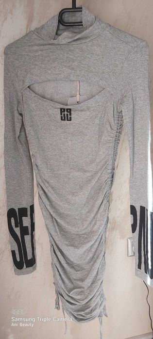 Дълга рокля с връзки отстрани,които позволяват да става и къса