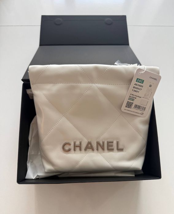 Chanel Mini 22 / Бяла и Черна