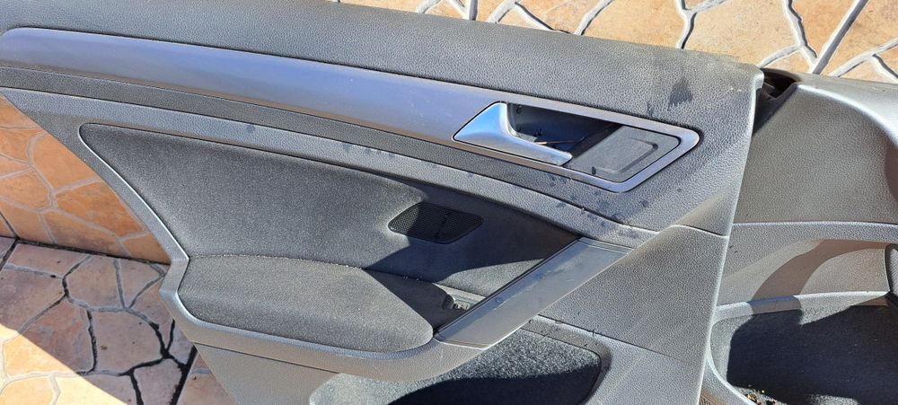 Fete usi VW Golf 7 hatchback auto cu volan normal pe stanga.