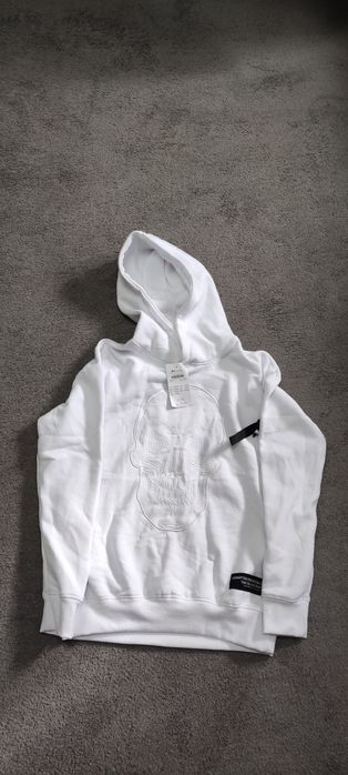 Vând hanorace albe.