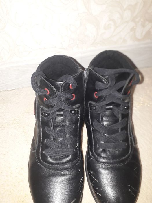 Продам демисизонную обувь.