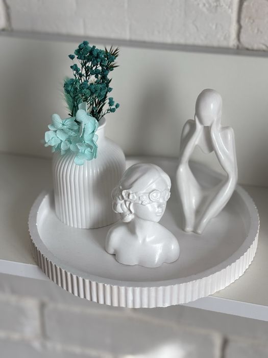 Ваза,статуэтки,поднос.