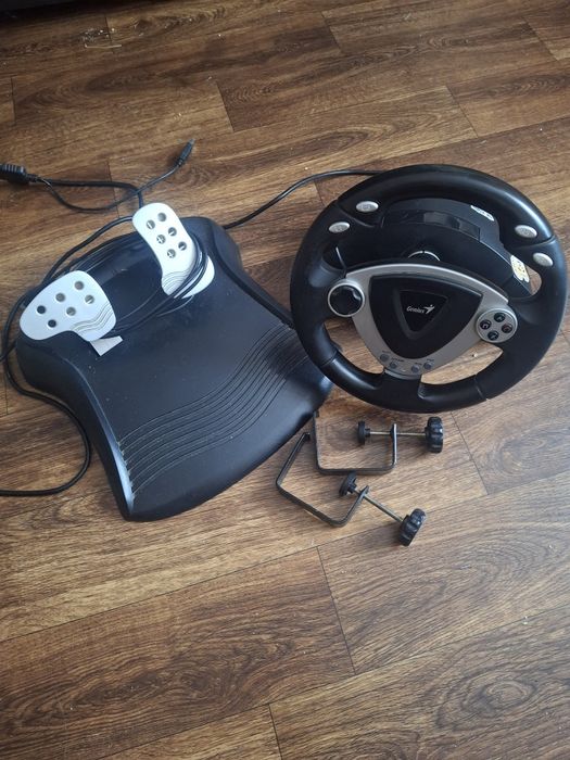 Игровой руль Genius