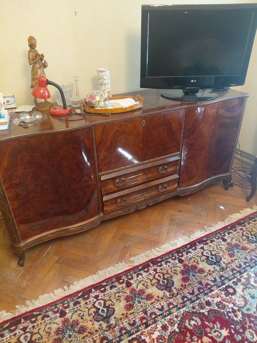 Vând  mobila din lemn  masiv compusă din 6 piese, masă extensibila cu 6 scaune