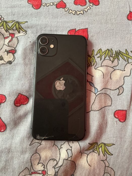 iPhone 11 și un iPhone 7