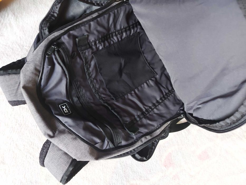 Dakine Network 32L раница за обща употреба и лаптоп, нова.