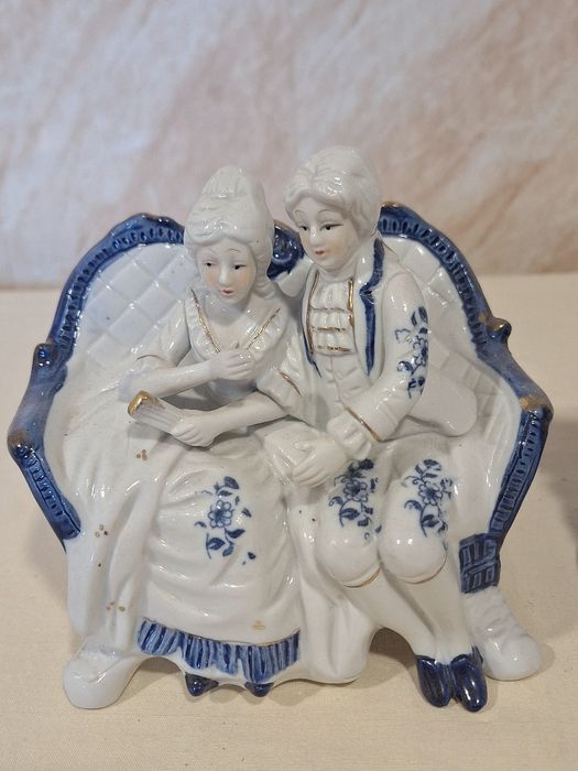 Порцеланови фигурки и кутия