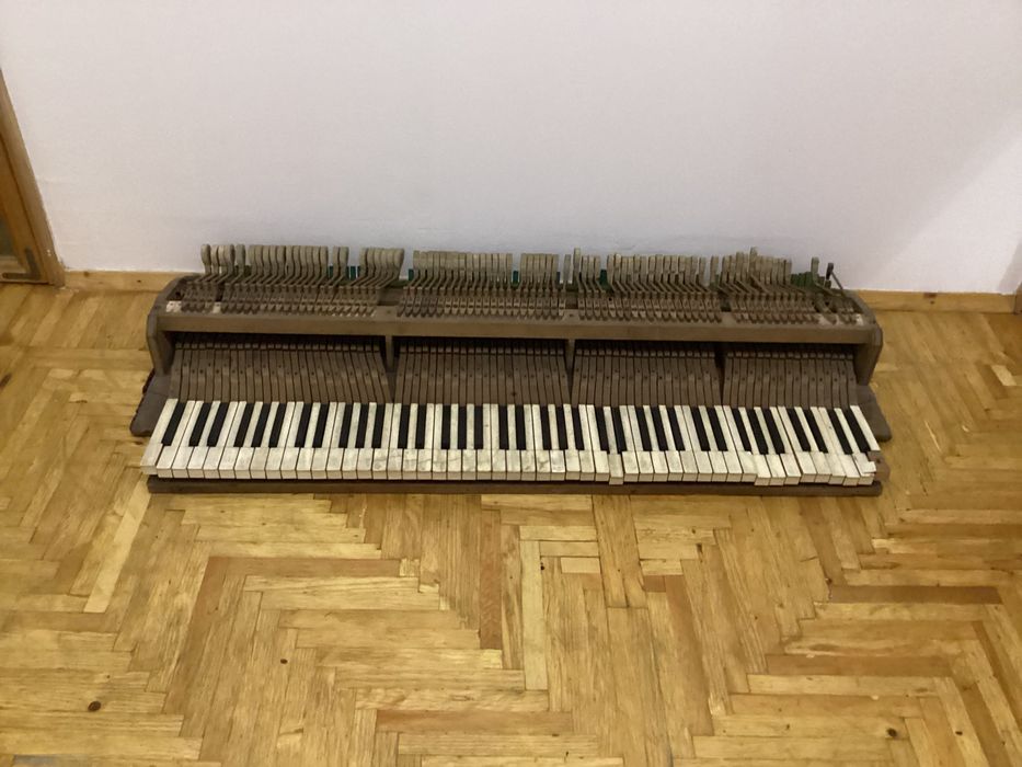 Антикварный рояль