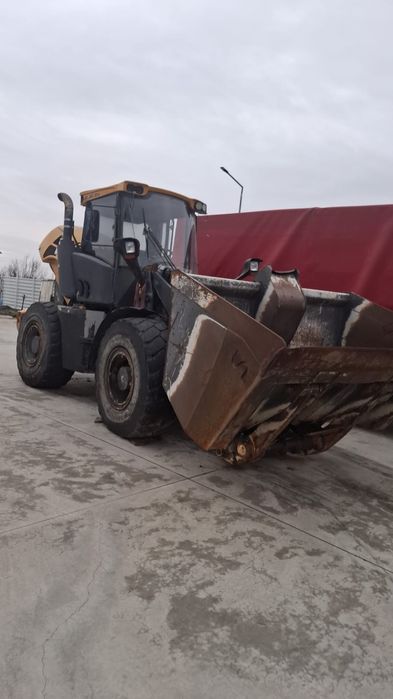 Vând incarcator frontal/vola Venieri