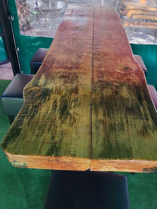 Продавам бар маса от масивно дърво.чам.