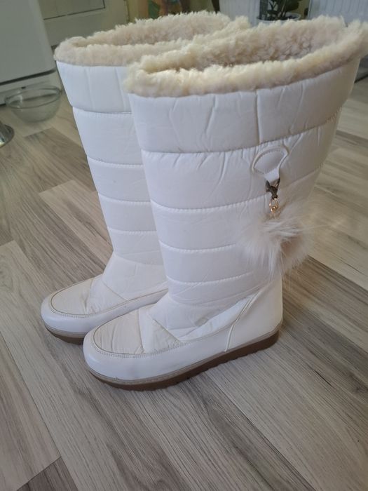 Бели ботуши с пухче