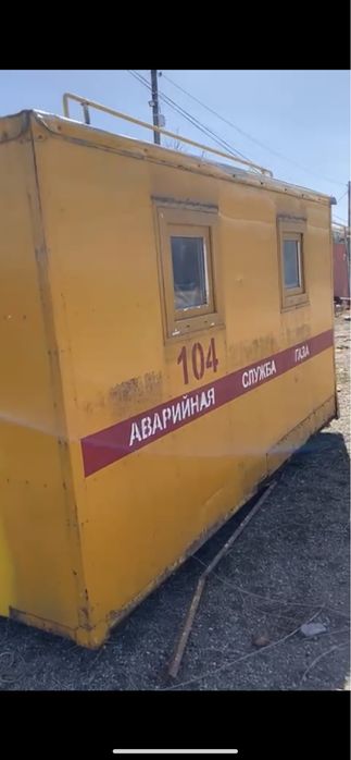 Будка с окнами и дверьми