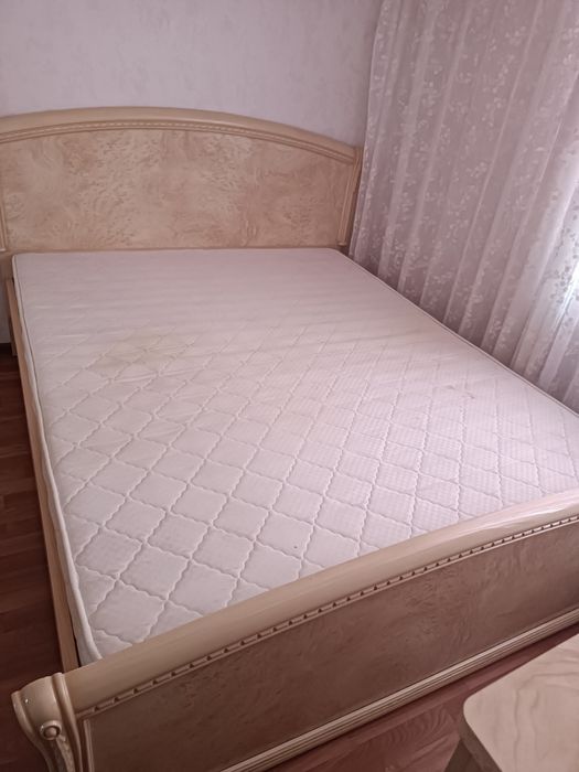 Продам спальный гарнитур в хорошем качество.