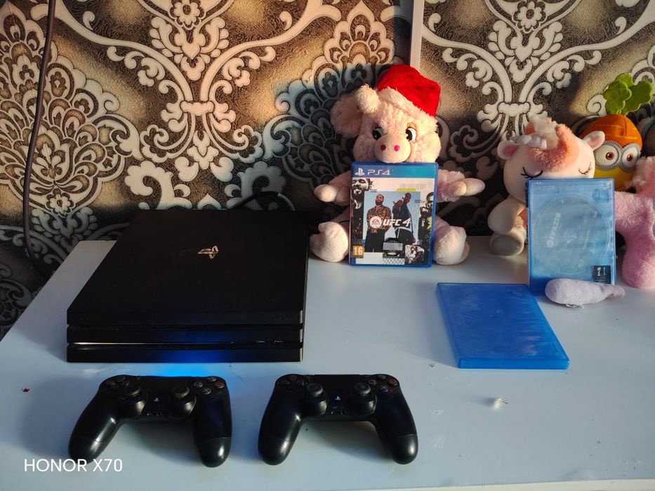 Продам PS4 Pro в отличном состоянии