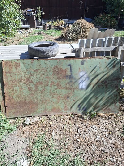 Листы железа с уголками.