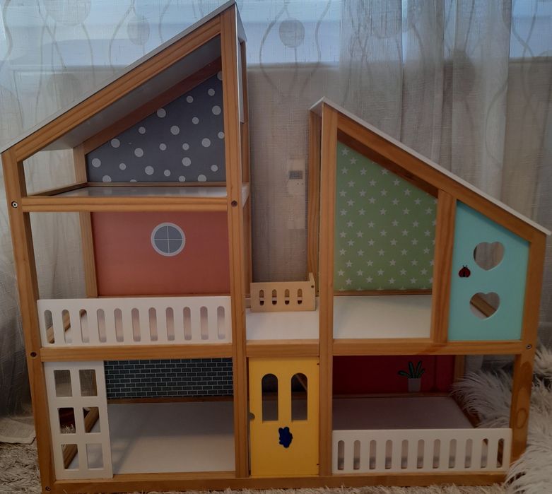 Casă de păpuși din lemn