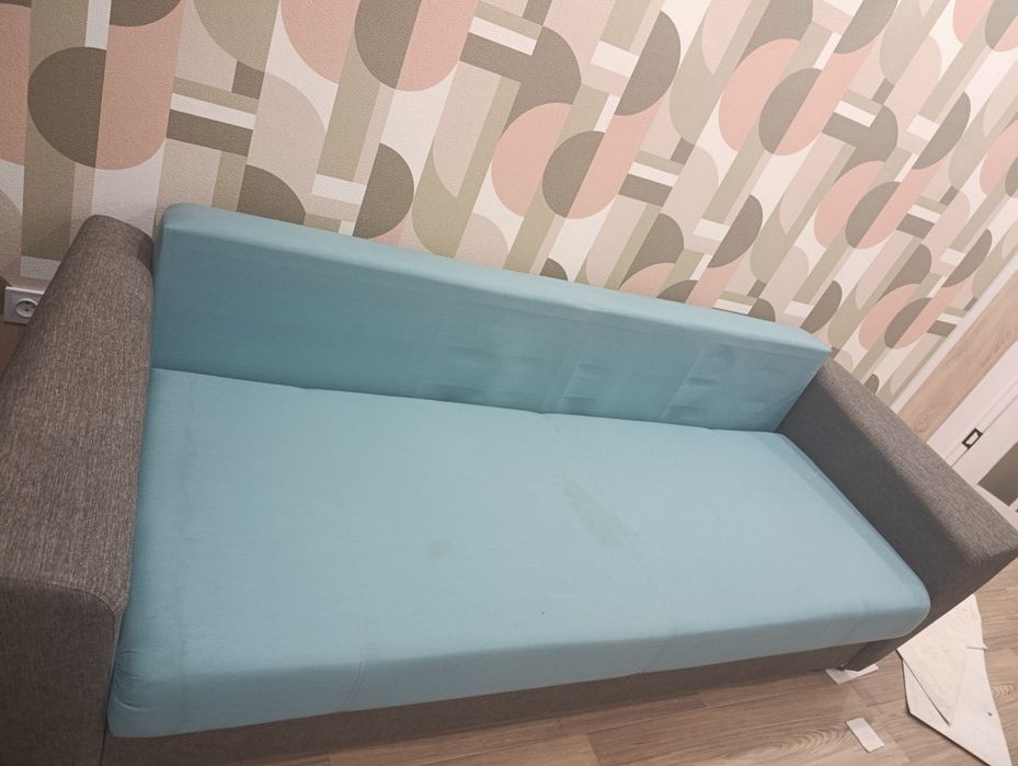 Продам диван, требуется химчистка ,срочно