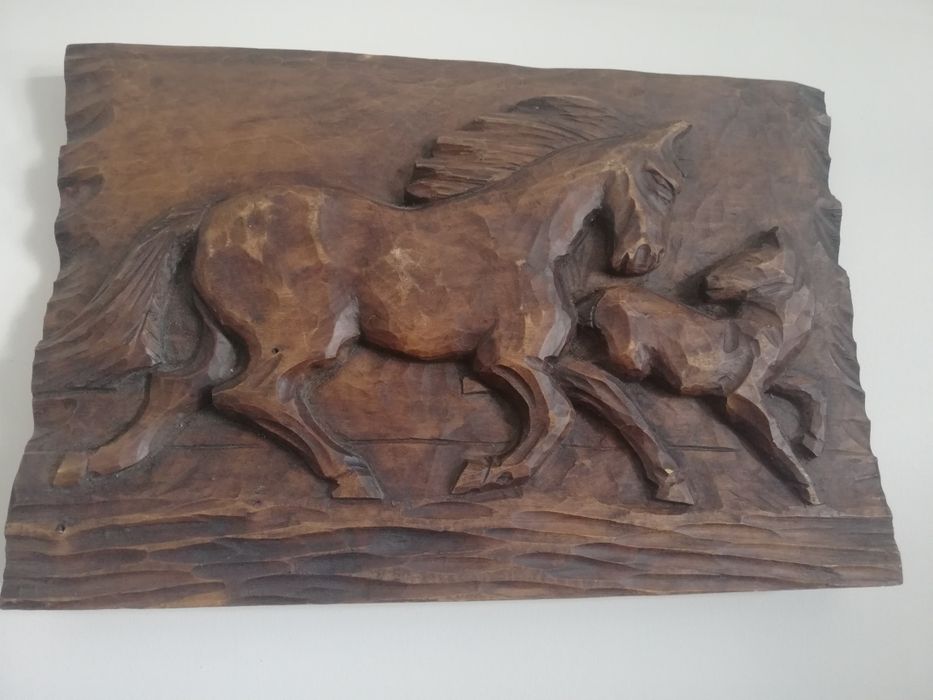Изключителна, масивна дърворезба. Коне.