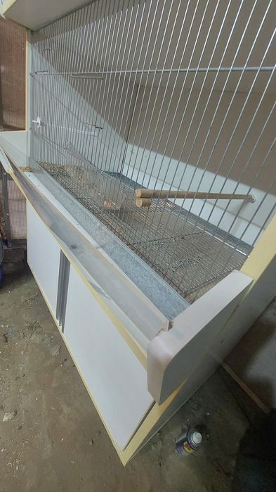 Dulap pentru păsări cu protecție pentru mizerie,