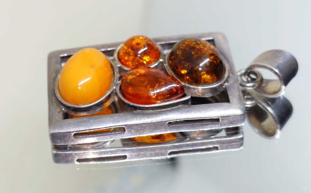 Pandantiv Modernist din Argint cu Chihlimbar –