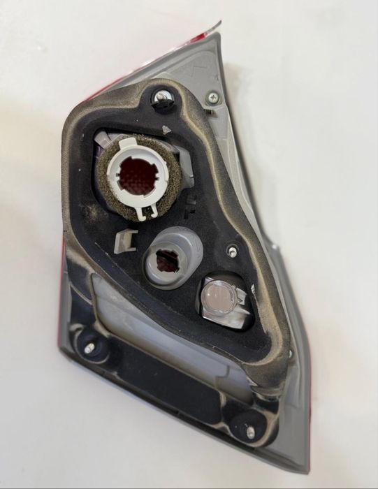 Фонарь на багажник Камри 50 европеец