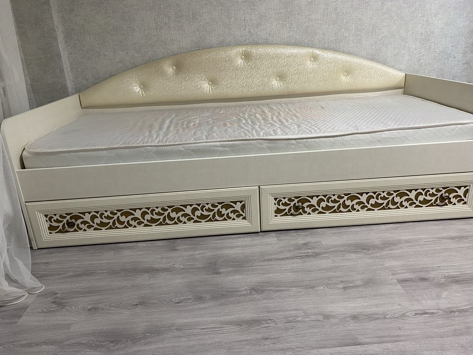 Продам детскую кровать с матрасом