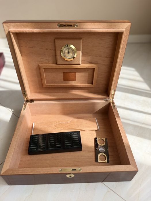 Луксозен Хумидор за пури+ Подарък резачка за пури Cohiba