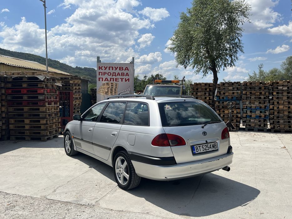 Toyota avensis цала за части или за ремонт