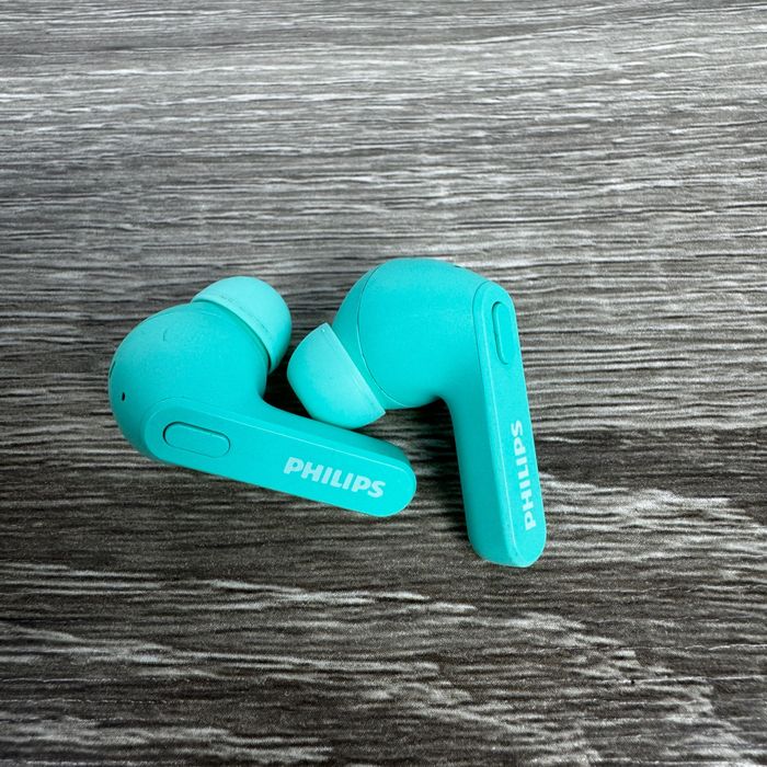 Безжични слушалки Philips TAT2206 с кейс – едната не се свързва