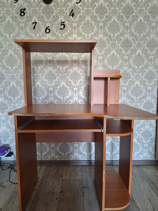 Полка под компьютерный стол