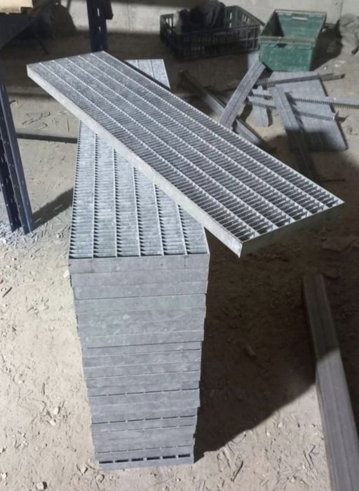 Vând trepte zincate galvanizate pentru mai multe detalii sunați 0759698694
