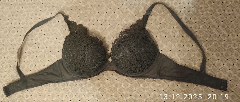 ПОДАРЯВАМ нов масленозелен сутиен р. 85/С