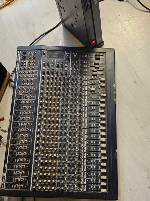 Mixer Audio Profesional Behringer Eurodesk MX 2442A Sursa Externa 150W 24 Canale