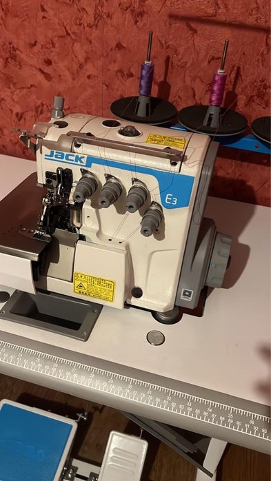 Новый оверлок Jakc e3 5-ти нитка