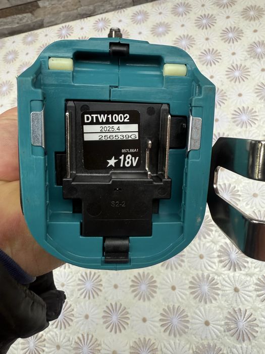 Акумулаторен гайковерт ударен MAKITA DTW1002
