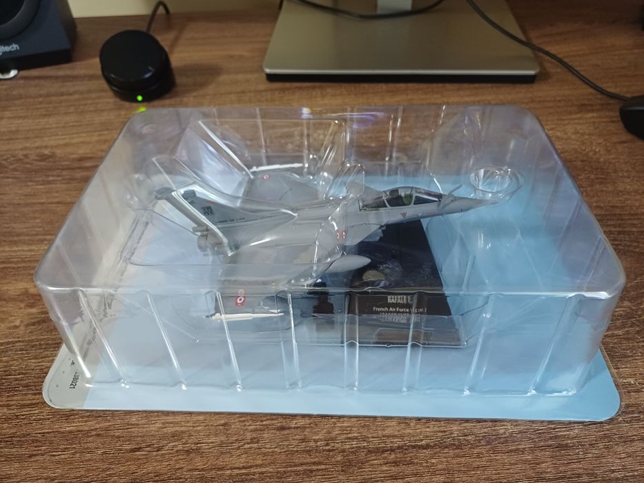 Vând machetă avion