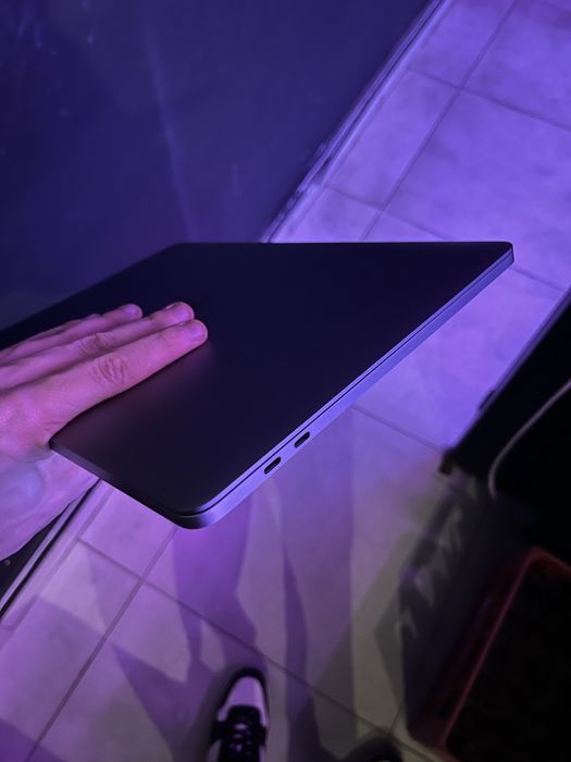 Macbook pro 2020 8/512 xolati 10/10 quvati 6 soatgacga bemalol