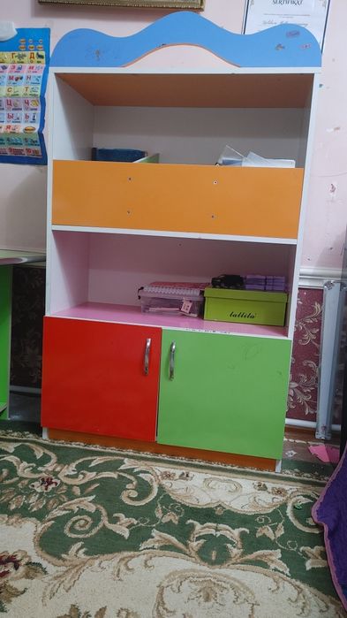 Шкаф китоблар куйилади