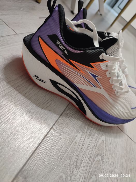 Кроссовки беговые