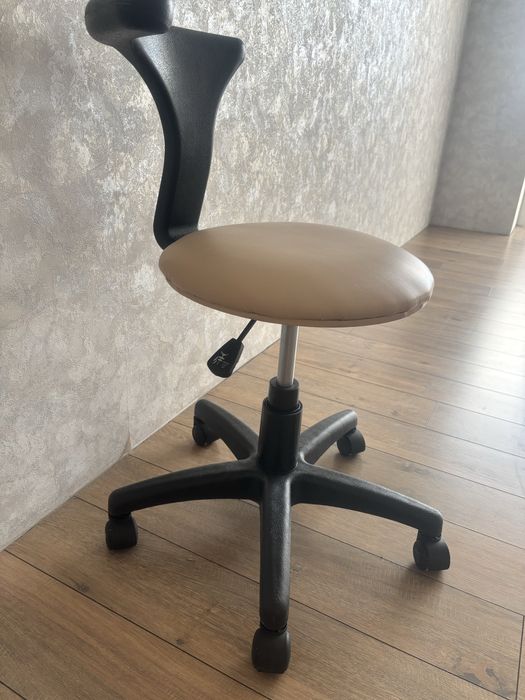 Стул на колесиках со спинкой