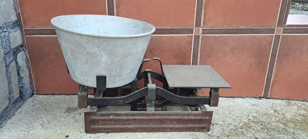 Cântar vechi cu greutăți