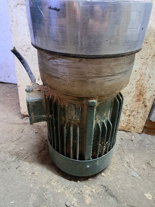 Двускоростен двигател за дърводелски машина