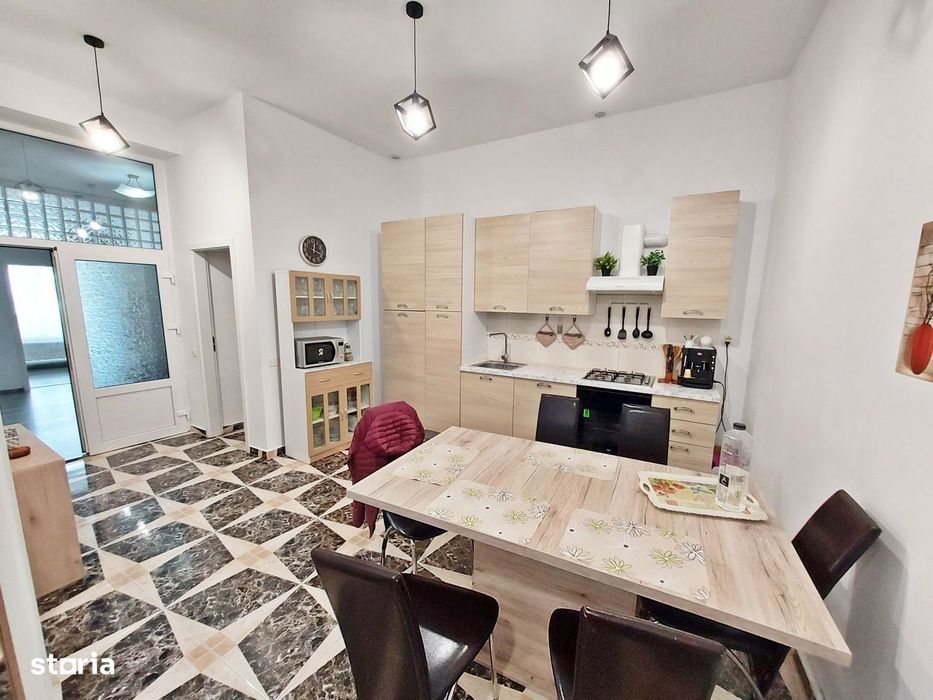 Apartament 3 camere, boxa, pod, parcare, Centru,  zona B-dul Eroilor