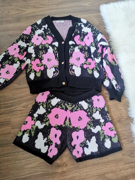 Vând compleu pantaloni scurți și jerseu