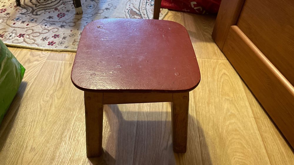 Табуретки и стулья деревянные